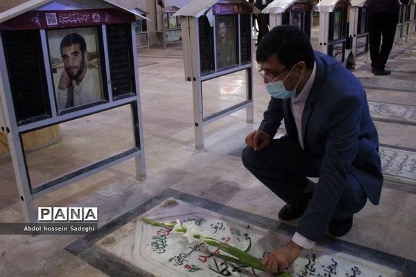 عطرافشانی قبور مطهر شهدا و تجدید میثاق با گلگون کفنان دفاع مقدس در بوشهر