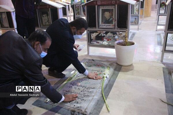 عطرافشانی قبور مطهر شهدا و تجدید میثاق با گلگون کفنان دفاع مقدس در بوشهر