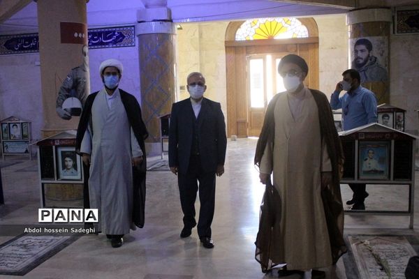 عطرافشانی قبور مطهر شهدا و تجدید میثاق با گلگون کفنان دفاع مقدس در بوشهر