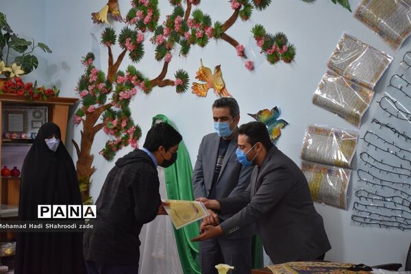 مراسم تقدیر از منتخبان مسابقات قرآن عترت و نماز سال قبل در مکان دارالقرآن ناحیه یک مشهد مقدس