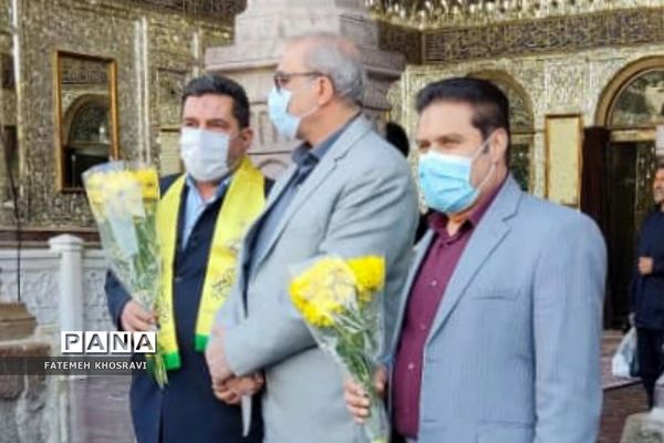 حضور دانش‌آموزان و رئیس آموزش و پرورش ناحیه یک ری در حرم حضرت عبدالعظیم(ع)