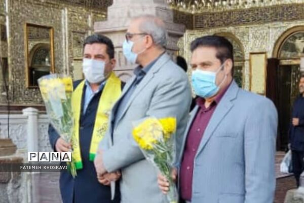 حضور دانش‌آموزان و رئیس آموزش و پرورش ناحیه یک ری در حرم حضرت عبدالعظیم(ع)