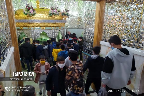 حضور دانش‌آموزان و رئیس آموزش و پرورش ناحیه یک ری در حرم حضرت عبدالعظیم(ع)