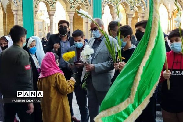 حضور دانش‌آموزان و رئیس آموزش و پرورش ناحیه یک ری در حرم حضرت عبدالعظیم(ع)