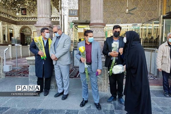 حضور دانش‌آموزان و رئیس آموزش و پرورش ناحیه یک ری در حرم حضرت عبدالعظیم(ع)
