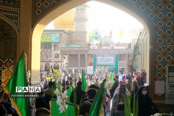 حضور دانش‌آموزان و رئیس آموزش و پرورش ناحیه یک ری در حرم حضرت عبدالعظیم(ع)