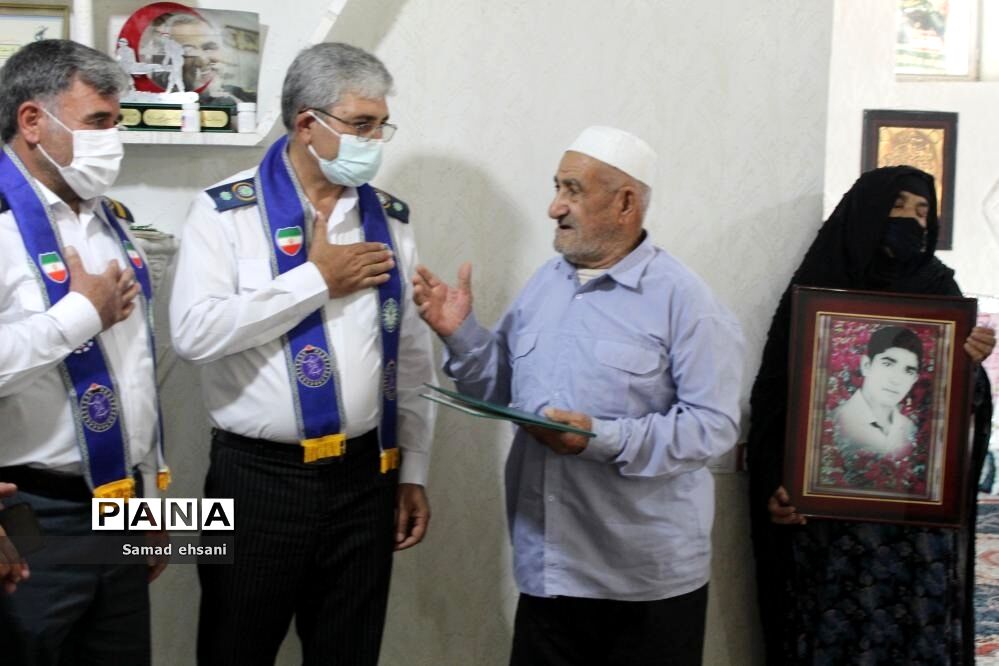 دیدار رئیس سازمان دانش‌آموزی کهگیلویه و بویراحمد با خانواده دانش‌آموز شهید «حسین تقی نژاد»