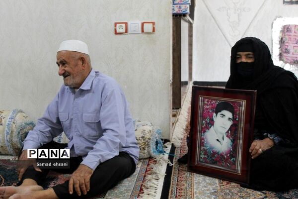 دیدار رئیس سازمان دانش‌آموزی کهگیلویه و بویراحمد با خانواده دانش‌آموز شهید «حسین تقی نژاد»