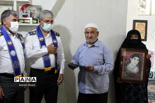 دیدار رئیس سازمان دانش‌آموزی کهگیلویه و بویراحمد با خانواده دانش‌آموز شهید «حسین تقی نژاد»