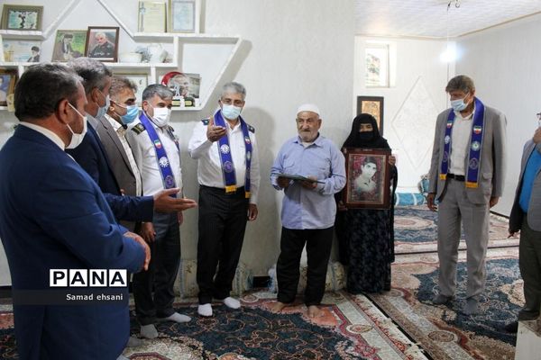 دیدار رئیس سازمان دانش‌آموزی کهگیلویه و بویراحمد با خانواده دانش‌آموز شهید «حسین تقی نژاد»