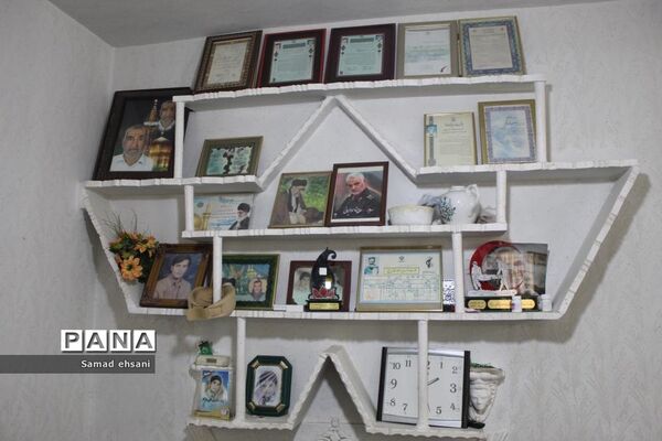 دیدار رئیس سازمان دانش‌آموزی کهگیلویه و بویراحمد با خانواده دانش‌آموز شهید «حسین تقی نژاد»