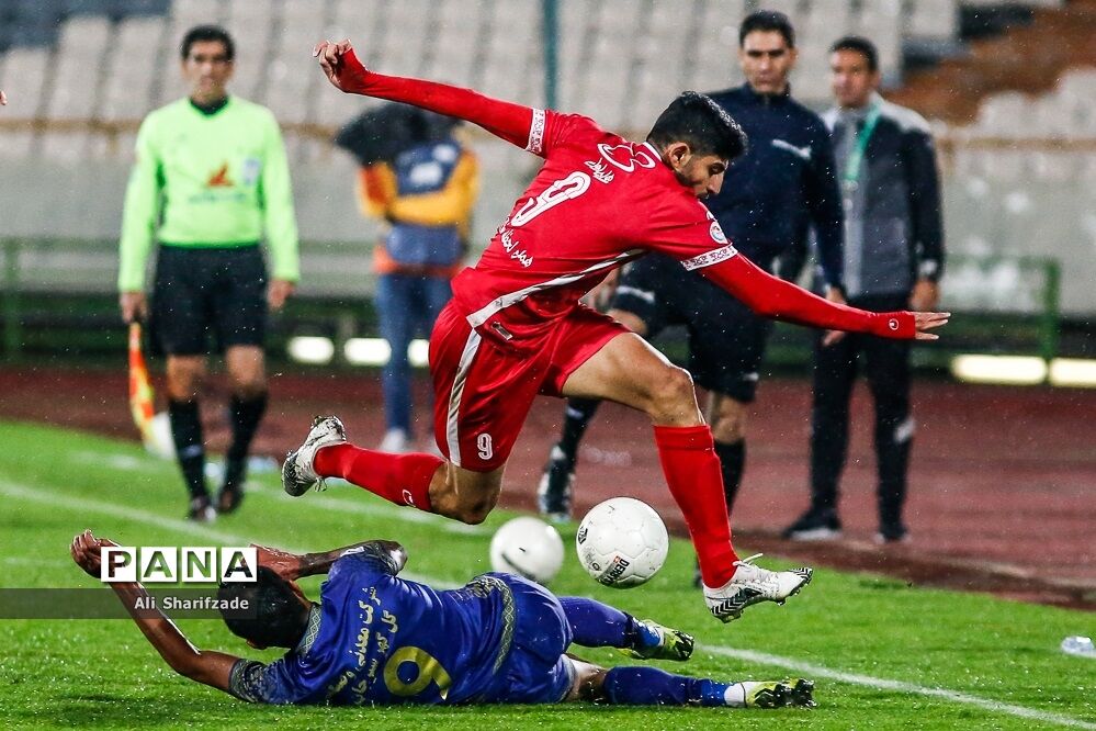 دیدار تیم‌های پرسپولیس  و گل‌گهر سیرجان