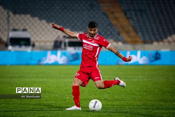 دیدار تیم‌های پرسپولیس  و گل‌گهر سیرجان