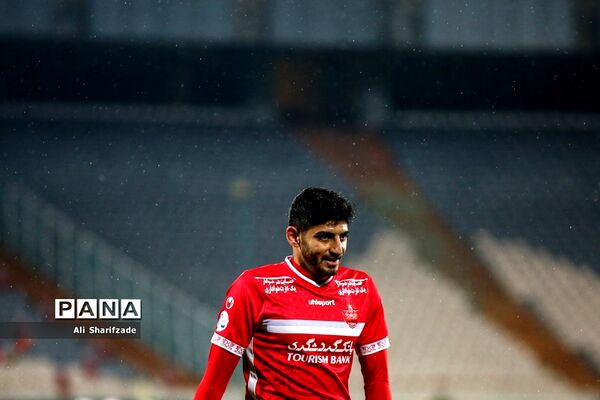 دیدار تیم‌های پرسپولیس  و گل‌گهر سیرجان