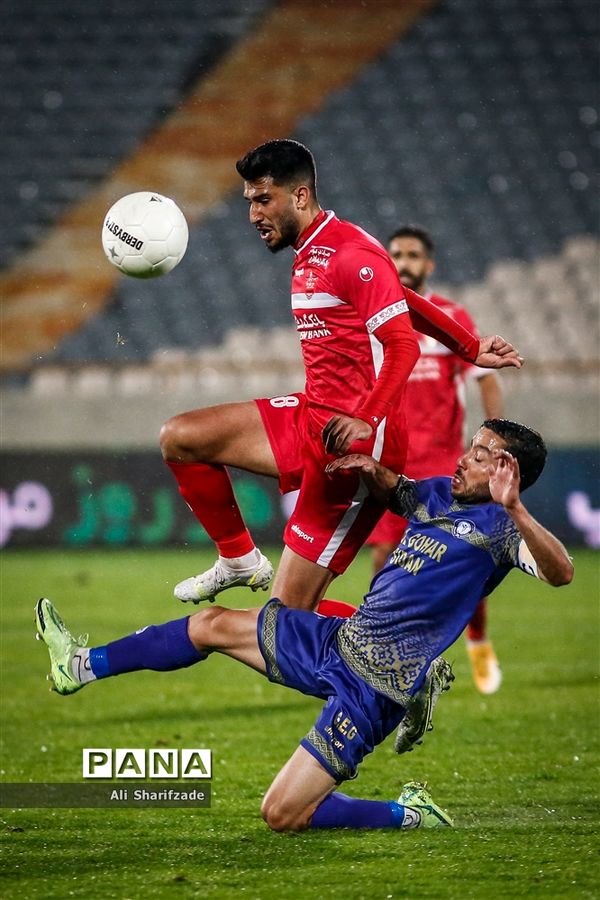 دیدار تیم‌های پرسپولیس  و گل‌گهر سیرجان