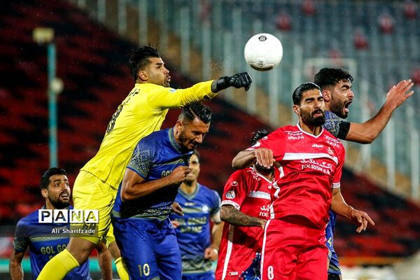 دیدار تیم‌های پرسپولیس  و گل‌گهر سیرجان