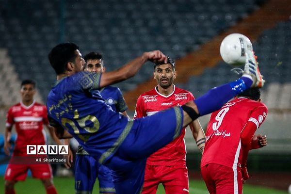 دیدار تیم‌های پرسپولیس  و گل‌گهر سیرجان