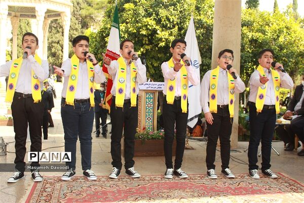 آیین گشایش دومین جشنواره معلمان هنرمند در آرامگاه حافظ شیرازی