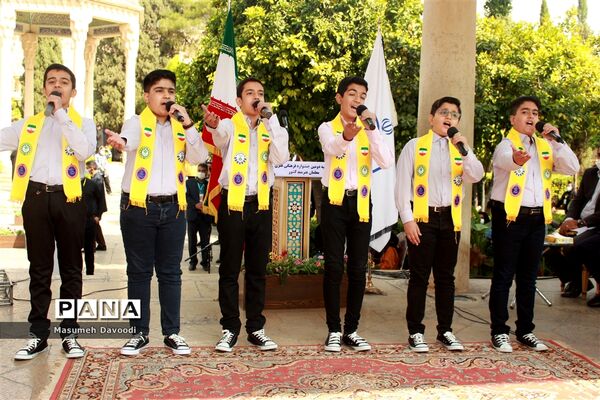 آیین گشایش دومین جشنواره معلمان هنرمند در آرامگاه حافظ شیرازی