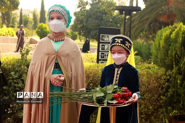 آیین گشایش دومین جشنواره معلمان هنرمند در آرامگاه حافظ شیرازی