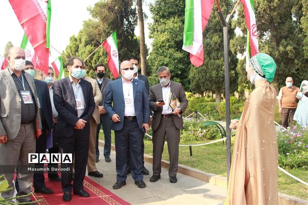 آیین گشایش دومین جشنواره معلمان هنرمند در آرامگاه حافظ شیرازی