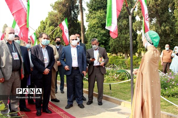 آیین گشایش دومین جشنواره معلمان هنرمند در آرامگاه حافظ شیرازی