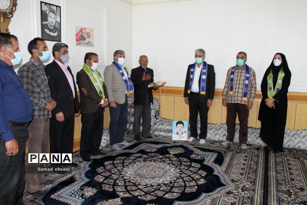 تجلیل از خانواده شهدای دانش‌آموز بخش چیتاب