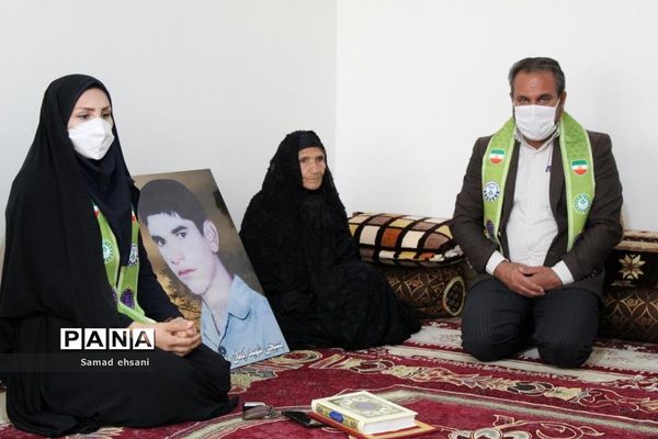 تجلیل از خانواده شهدای دانش‌آموز بخش چیتاب