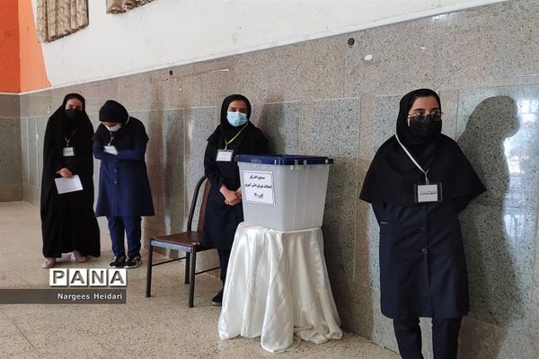 برگزاری نمادین بیست و چهارمین دوره انتخابات شورای دانش‌آموزی شهرستان امیدیه