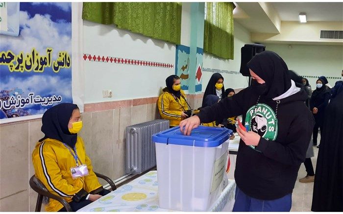 شورای دانش آموزی پل ارتباطی بین دانش آموزان با مدیر مدرسه است