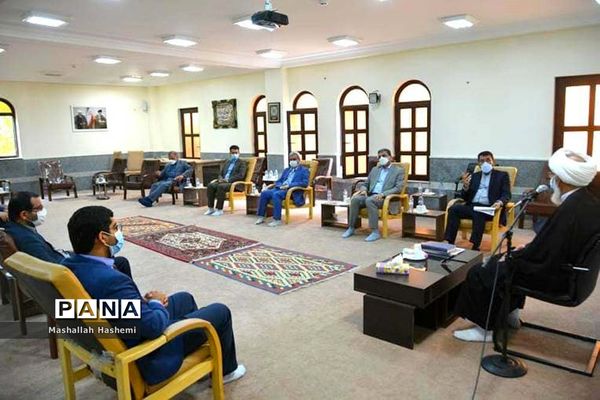 دیدار کارکنان معاونت پرورشی و فرهنگی اداره آموزش و پرورش استان بوشهر با آیت الله صفایی بوشهری