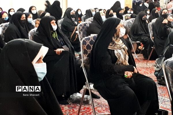 تجلیل از خانواده شهدای دانش‌آموز شهرستان پیشوا