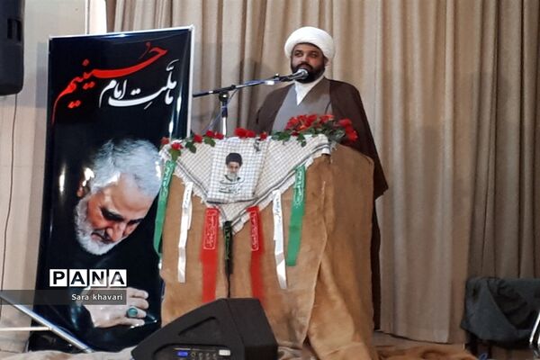 تجلیل از خانواده شهدای دانش‌آموز شهرستان پیشوا