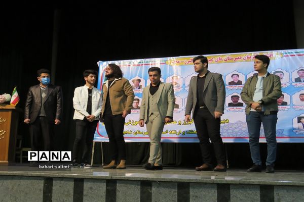 مراسم تجلیل از برترین های کنکور سراسری دبیرستان معلم شاهین دژ برگزار شد