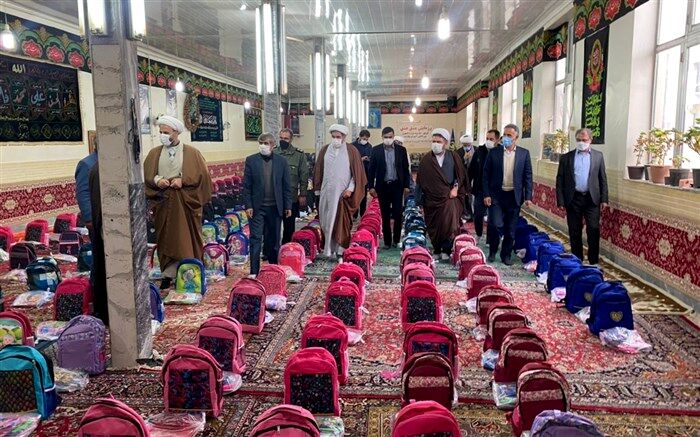 توزیع 1500 بسته نوشت‌افزار در بین دانش‌آموزان