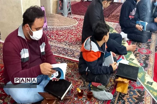 توزیع کتاب به دانش آموزان و بسیجیان محله کیانشهر منطقه ۱۵ به مناسبت هفته کتاب و کتابخوانی