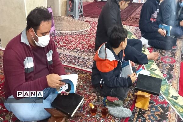 توزیع کتاب به دانش آموزان و بسیجیان محله کیانشهر منطقه ۱۵ به مناسبت هفته کتاب و کتابخوانی