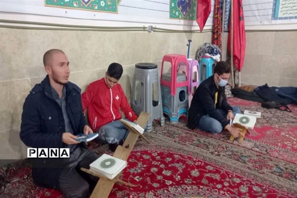 توزیع کتاب به دانش آموزان و بسیجیان محله کیانشهر منطقه ۱۵ به مناسبت هفته کتاب و کتابخوانی