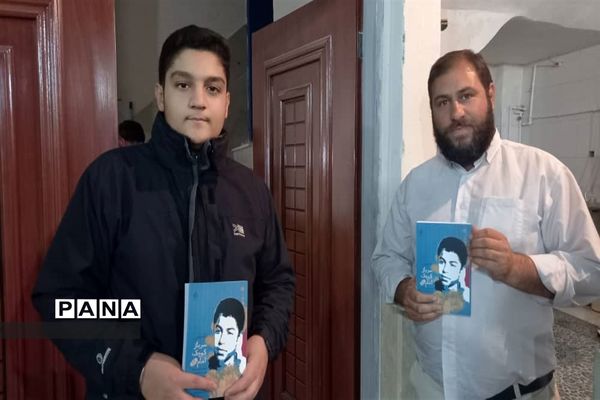 توزیع کتاب به دانش آموزان و بسیجیان محله کیانشهر منطقه ۱۵ به مناسبت هفته کتاب و کتابخوانی