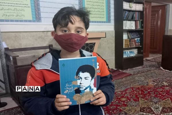 توزیع کتاب به دانش آموزان و بسیجیان محله کیانشهر منطقه ۱۵ به مناسبت هفته کتاب و کتابخوانی