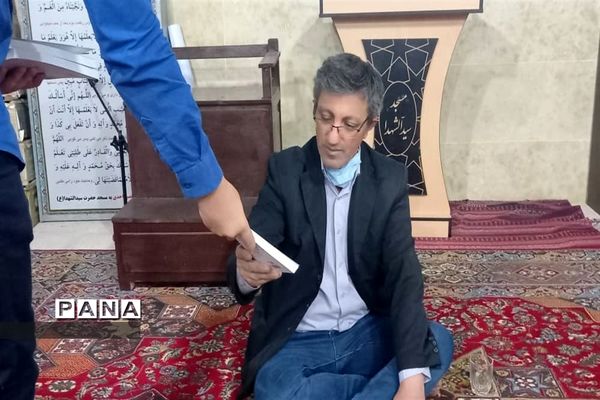 توزیع کتاب به دانش آموزان و بسیجیان محله کیانشهر منطقه ۱۵ به مناسبت هفته کتاب و کتابخوانی