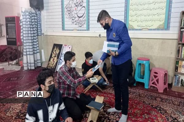 توزیع کتاب به دانش آموزان و بسیجیان محله کیانشهر منطقه ۱۵ به مناسبت هفته کتاب و کتابخوانی