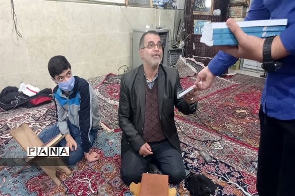 توزیع کتاب به دانش آموزان و بسیجیان محله کیانشهر منطقه ۱۵ به مناسبت هفته کتاب و کتابخوانی