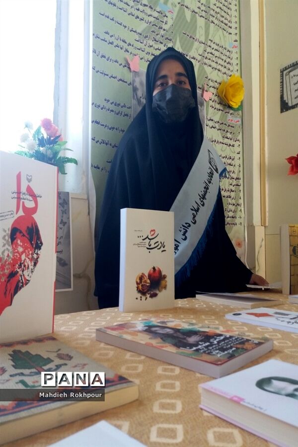 حال خوش خواندن به مناسبت هفته ی کتاب و کتابخوانی در دبیرستان دخترانه نرجسیه