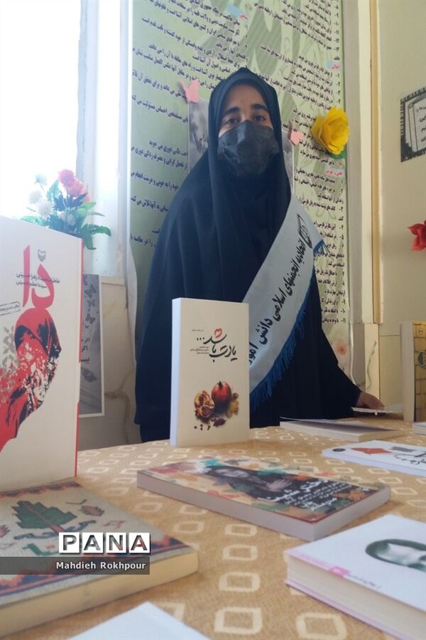 حال خوش خواندن به مناسبت هفته ی کتاب و کتابخوانی در دبیرستان دخترانه نرجسیه