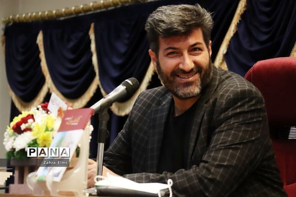 نشست رونمایی از مجموعه شعر کاغذ پران