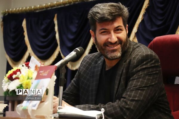نشست رونمایی از مجموعه شعر کاغذ پران