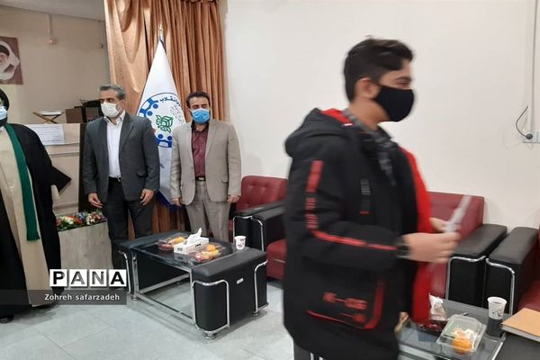 تقدیر از برگزیدگان  قرآنی در رودهن