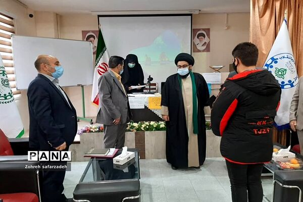تقدیر از برگزیدگان  قرآنی در رودهن
