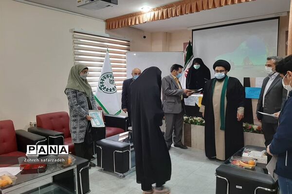تقدیر از برگزیدگان  قرآنی در رودهن